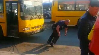 Суровый мужик-тягач - смотреть видео (0:59)