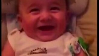 Угорающий со смеху малыш - смотреть видео (0:32)