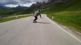 На скейтах вниз с горы - смотреть видео (2:02)