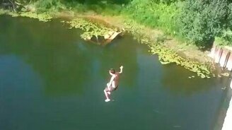 Прыжок с автомобильного моста - смотреть видео (0:59)