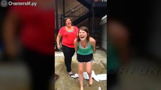 Попытки облиться ледяной водой - смотреть видео (5:05)