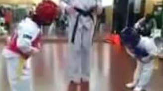 Самый мирный спортивный поединок - смотреть видео (0:56)