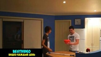 Шутка не удалась благодаря смекалке - смотреть видео (0:27)