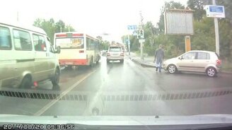 Пропустил даму перед собой - смотреть видео (0:35)