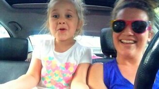 Две задорные кривляки - смотреть видео (1:57)