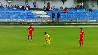 Кот-гадёныш на футбольном матче - смотреть видео (1:04)