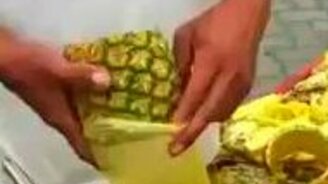 Ловко нарезал ананас - смотреть видео (1:12)