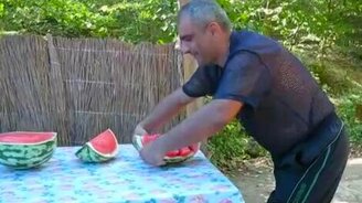 Эффектно подаём арбуз на стол - смотреть видео (0:48)