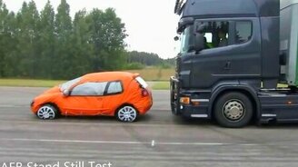 Суперэффективные тормоза у фуры - смотреть видео (0:37)