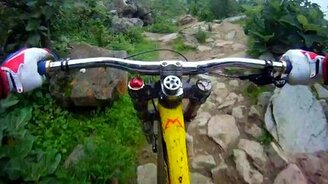 Экстремал-велосипедист в горах - смотреть видео (1:08)