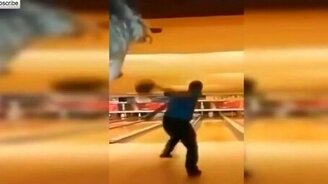 Вот так надо играть в боулинг - смотреть видео (0:11)