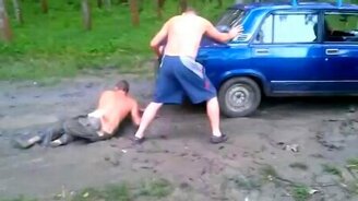 Горе-помощник забуксовал - смотреть видео (1:54)