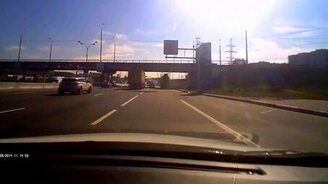 Быстрая реакция водителя - его спасение - смотреть видео (0:14)