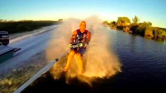 На водных лыжах без лыж - смотреть видео (0:54)