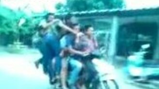 Вдевятером на скутере - смотреть видео (2:22)