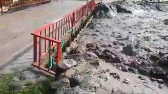 Грязевой поток рушит мост - смотреть видео (2:10)