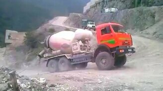 Бетономешалка встала на дыбы - смотреть видео (1:27)