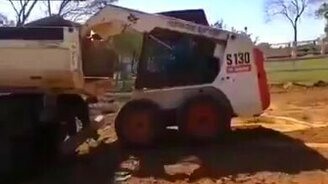 Лучший водитель миниэкскаватора - смотреть видео (0:47)