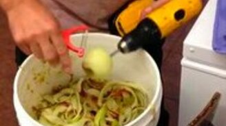 Скоростная чистка кожуры яблок - смотреть видео (0:49)