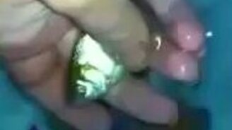 Рыбёшка ласкается к человеку - смотреть видео (2:36)