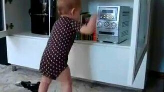 Малыш меломанит - смотреть видео (1:24)