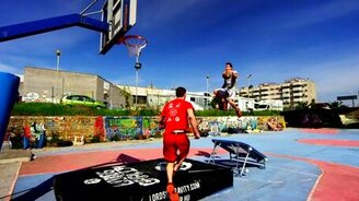 Мастера трюков с баскетбольными мячами - смотреть видео (2:48)