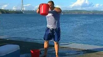 Мэр обливается ледяной водой - смотреть видео (1:42)