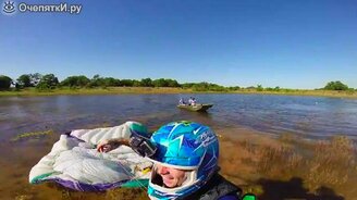 На мотоцикле с трамплина в воду - смотреть видео (2:31)