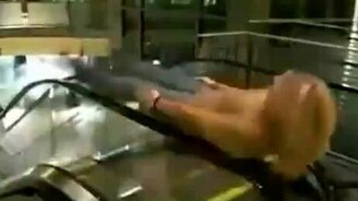 Аттракцион на эскалаторе - смотреть видео (0:24)