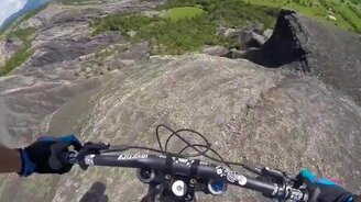 По скалам на горном велосипеде - смотреть видео (0:45)