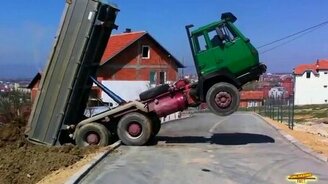 Курьёзы с участием тяжёлой техники - смотреть видео (4:42)