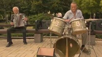 Пожилые, но молодые в душе музыканты - смотреть видео (3:02)