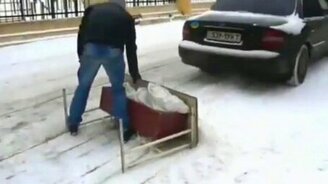 Убираем снег при помощи парты - смотреть видео (0:45)