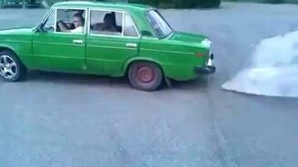 Лист фанеры из-под колеса - смотреть видео (0:16)