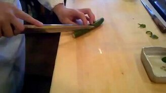 Как вам порезать огурец? - смотреть видео (3:01)