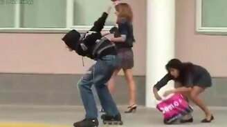 Неуклюжий грабитель на роликах - смотреть видео (0:36)