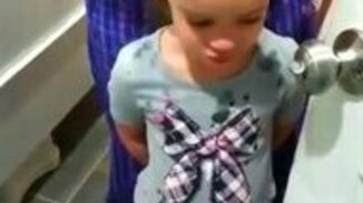 Отец делает причёску дочери - смотреть видео (0:52)