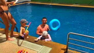 Отец, ребёнок и надувной круг - смотреть видео (0:19)