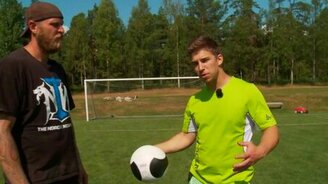 Мировой удар по футбольному мячу - смотреть видео (1:45)