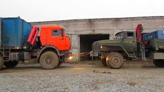 Два монстра: Урал против КамАЗа - смотреть видео (1:31)