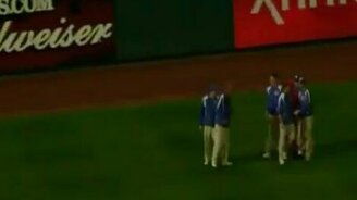 Ловля болельщика на поле - смотреть видео (0:32)