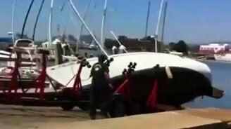Неудачный спуск судна на воду - смотреть видео (0:26)