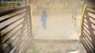 Малыш-Бэтмен на опасном мосту - смотреть видео (0:17)