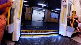 Парень против поезда метро - смотреть видео (2:21)