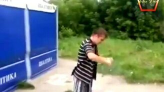 Десантник с самым крепким черепом - смотреть видео (0:51)