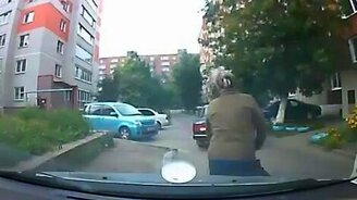 Парковка под чутким руководством - смотреть видео (1:05)