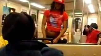 Сумасшедшая на публике - смотреть видео (3:37)