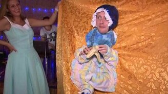 Забавный конкурс для жениха и невесты - смотреть видео (2:50)