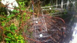 Забавная игрушка у себя во дворе - смотреть видео (1:00)