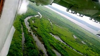 Взлёт самолёта и сброс воды - смотреть видео (2:26)